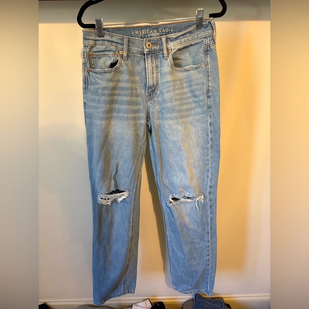 American Eagle Outfitters Light Blue Distressed jeans